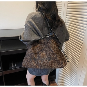 Makrodetail der Leopard-Tragetasche mit schwarzer Stickerei und Kordelzugverschluss