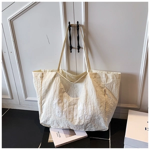 Détail du grand sac cabas blanc crème avec texture plissée naturelle et imprimé Silver Lake