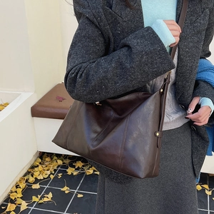 Sac fourre-tout vintage en cuir marron foncé avec coutures verticales pour femmes