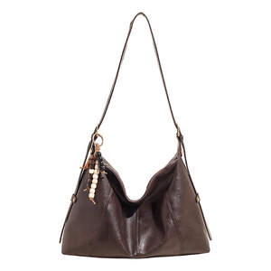 Sac hobo rétro marron foncé avec breloque en perles de bois et fini poli lisse