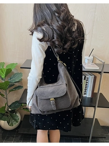 Vue détaillée du sac cabas marron foncé avec surpiqûres contrastées sur un mannequin