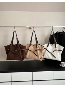 Détail de trois sacs cabas en peluche marron, kaki et beige avec détails en cuir