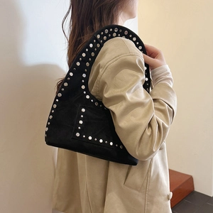 Sac bandoulière demi-lune noir avec rivets argentés pour un style rétro chic et sobre