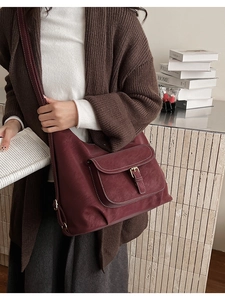 Vue détaillée du sac cabas vintage bordeaux avec cuir brossé et boucle métallique chic