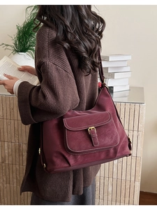 Détail du sac cabas en cuir texturé bordeaux avec boucle en métal vintage et fini mat