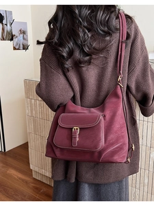Détail du sac cabas bordeaux vintage avec surpiqûres contrastées et boucle métallique
