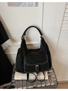 Vue détaillée du sac cabas noir avec coutures blanches contrastées et boucle métallique