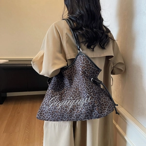 Große Shopper-Tasche mit Leopardenmuster und schwarzen Lederriemen für den täglichen Pendelverkehr