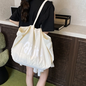 Grand sac fourre-tout blanc minimaliste avec lettrage Ability dans un cadre quotidien