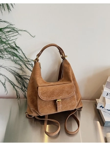 Gros plan détaillé du sac cabas en cuir marron vintage avec boucles dorées antiques