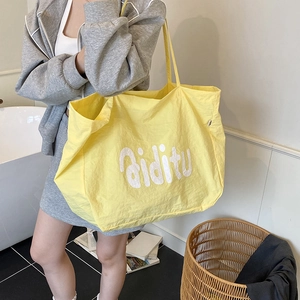 Grand sac cabas jaune chic avec imprimé lettres pour un look décontracté d'automne
