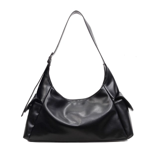 Minimalistische zwarte PU-leren hobo tas met dubbele zijvakken op een witte achtergrond