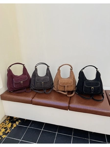 Détails de quatre sacs hobo texturés avec boucles métalliques et surpiqûres blanches