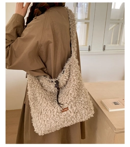Detailed view of beige fleece tote bag with Star-picking leather patch and soft texture