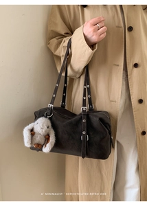 Borsa tote in pelle marrone retrò con fibbia argento e dettaglio ciondolo coniglio