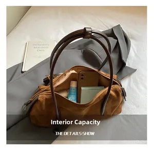 Innenansicht der braunen Wildleder-Boston-Bag mit Platz für Handy und Kosmetik