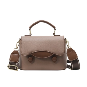 Sac à main vintage en cuir marron texture litchi avec large bandoulière en tissu