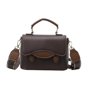 Sac bandoulière élégant en cuir marron foncé avec poignée et large sangle rayée