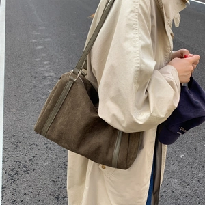Grande borsa tote in pelle scamosciata verde oliva con dettagli argentati per l'autunno