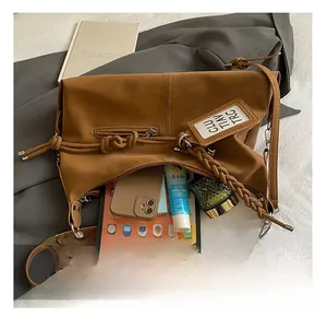 Vue intérieure du sac cabas marron contenant une tablette et des accessoires
