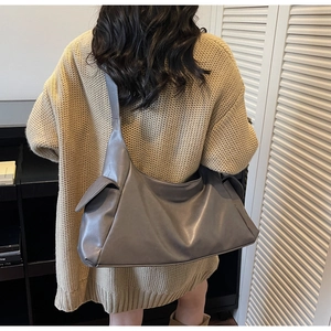 Détail du grand sac hobo gris montrant le cuir mat et le style décontracté pour femme