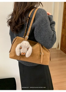 Borsa tote minimalista in pelle marrone caramello con ciondolo a coniglio di peluche bianco