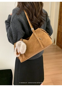 Borsa tote in pelle scamosciata marrone con ciondolo a coniglio in stile retrò su modella