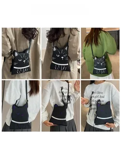 Détails du sac à bandoulière chat mignon montrant l'ajustement sur les mannequins