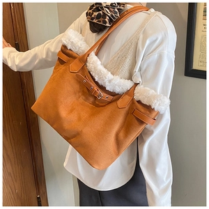 Détail du grand sac cabas caramel avec bordure en fausse fourrure blanche et suède