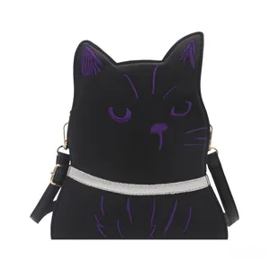 Détail de broderie violette sur sac chat noir avec petit accessoire de cravate argentée