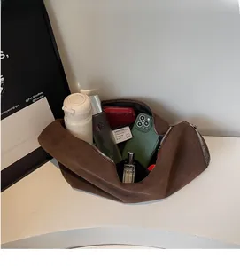 Borsa a mezzaluna in camoscio marrone scuro opaco con grande capacità interna