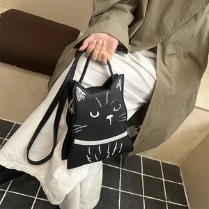 Détail du sac à bandoulière chat noir avec broderies et cuir PU mat de haute qualité