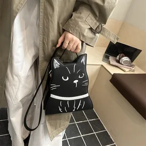 Détail du sac bandoulière chat noir en cuir PU mat avec broderie du visage de chat
