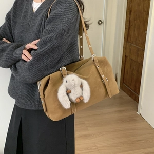 Borsa tote minimalista in pelle scamosciata marrone con grande capacità e ciondolo a coniglio