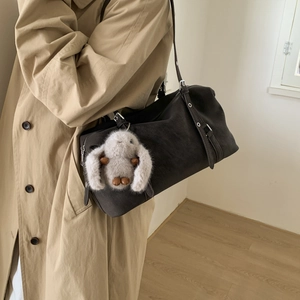 Borsa tote grande retrò in morbida pelle marrone con simpatico ciondolo a forma di coniglio