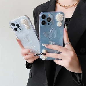 Coque iPhone pailletée avec papillons 3D et roses blanches pour 16 Pro Max