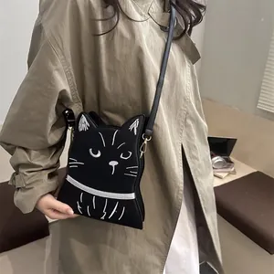 Détail du sac à bandoulière chat avec broderies blanches et sangle réglable pratique