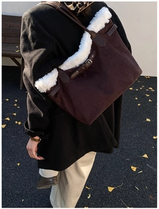 Grand sac cabas en daim marron avec garniture en fausse fourrure blanche et lanières