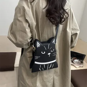 Détail du joli sac à bandoulière chat noir avec broderie porté par un mannequin
