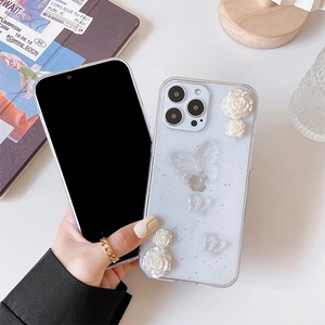 Détails de la coque iPhone pailletée avec roses 3D blanches et papillons translucides