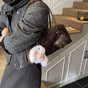 Retro Schultertasche aus braunem Wildleder für Damen, große Tragetasche im Minimal-Chic
