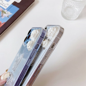 Vue détaillée de la coque iPhone 16 Pro Max avec motifs 3D fleurs blanches et papillons