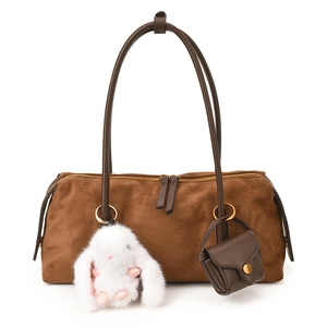 Braune Bowling-Schultertasche aus Wildlederimitat mit Plüschhasen-Anhänger und Henkeln