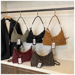 Détails des sacs bandoulière mats avec poignées tressées et finitions à nœuds