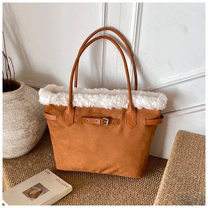 Détail du sac cabas en daim caramel avec bordure en fausse fourrure blanche et boucle