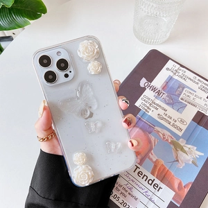 Détail d'une coque transparente avec roses 3D et papillon pour iPhone Pro élégant