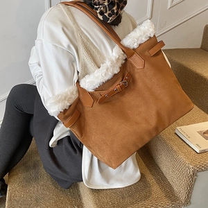 Sac fourre-tout en daim marron avec bordure en fausse fourrure blanche et boucle chic
