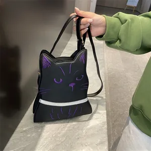 Détail du sac chat avec broderie violette et élément de collier argenté brillant