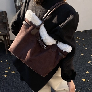 Grand sac cabas en daim marron avec bordure en fausse fourrure blanche et anses