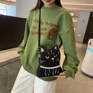Détail du sac bandoulière chat noir créatif avec sangle réglable porté par un mannequin
